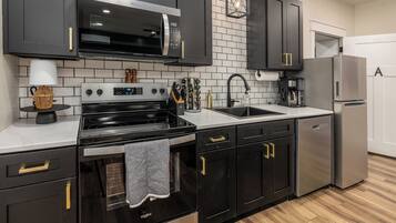 Een koelkast, een magnetron, een oven, een kookplaat