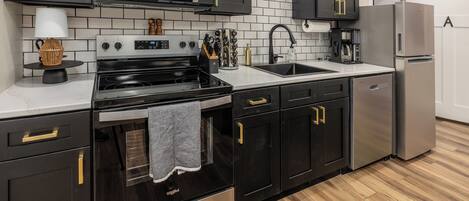 Frigorífico, microondas, horno y placa de cocina