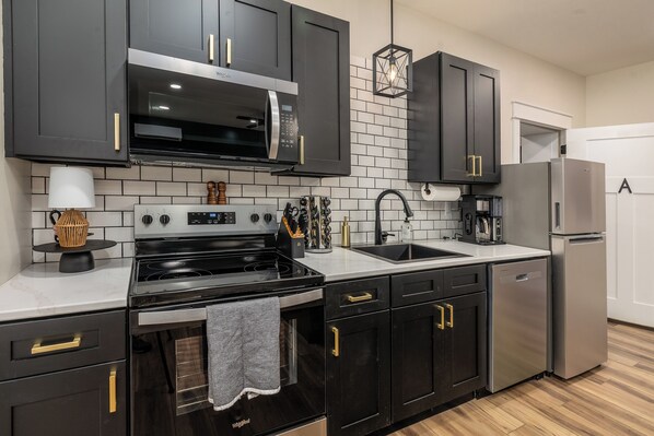 Kühlschrank, Mikrowelle, Ofen, Herdplatte