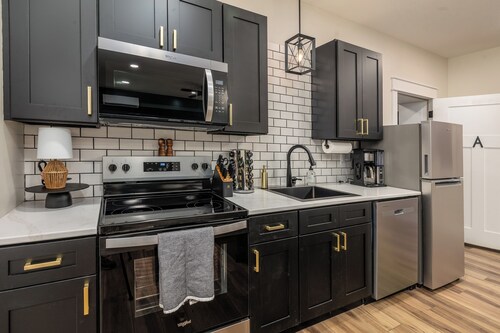 Stylish 1BR Downtown • Near Garden of the Gods