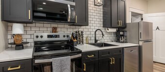 Stylish 1BR Downtown • Near Garden of the Gods