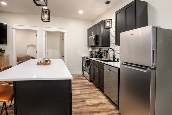 Geladeira, micro-ondas, fogão, cooktop