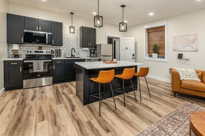Stylish 1BR Downtown • Near Garden of the Gods