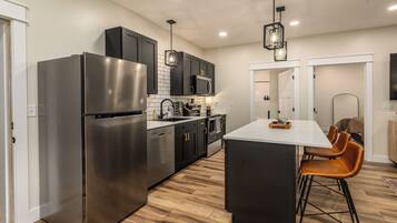 Køleskab, mikrobølgeovn, ovn, kogeplade