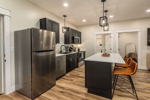 Modern 1BR Downtown • Near Stone Face