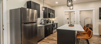 Modern 1BR Downtown • Near Stone Face