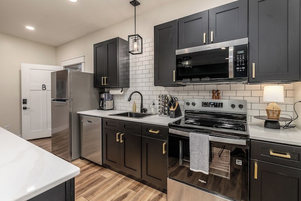 Geladeira, micro-ondas, fogão, cooktop