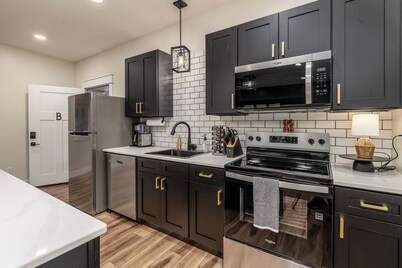 Modern 1BR Downtown • Near Stone Face