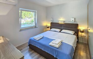 4 slaapkamers, een strijkplank/strijkijzer, reisbedje, gratis wifi