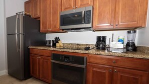 Køleskab, mikrobølgeovn, ovn, kogeplade