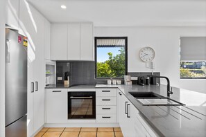 Căn hộ | Bếp riêng | Dụng cụ nấu nướng/bát dĩa/dao nĩa 