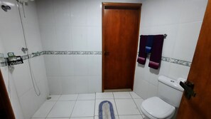 Dusche, Handtücher, Toilettenpapier