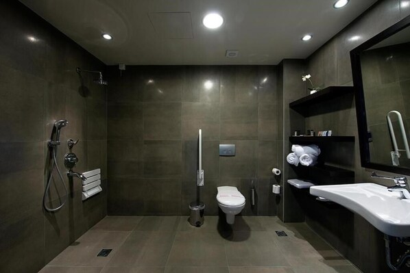 Un baño moderno con ducha, inodoro y lavabo.