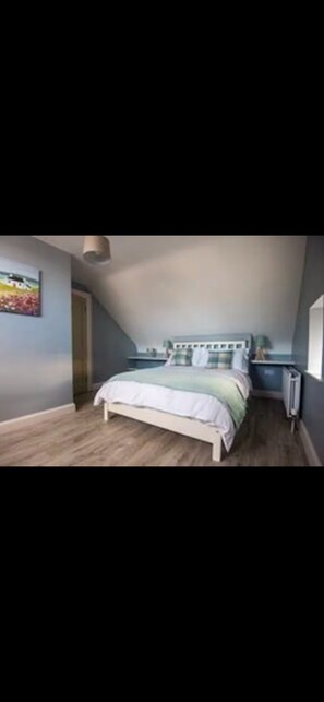 3 slaapkamers, een strijkplank/strijkijzer, wifi, beddengoed