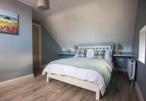 3 bedrooms, iron/ironing board, WiFi, bed sheets - Warrenpoint Centre, Town House Co. Down
Perfect to explore Carlingford Lough (Warrenpoint)