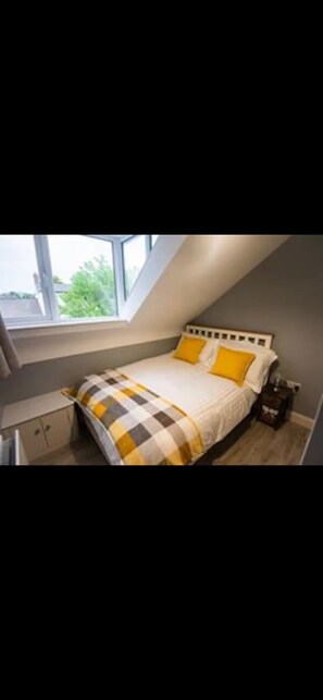 3 chambres, fer et planche à repasser, Wi-Fi, draps fournis