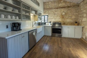 ثلاجة، ميكروويف، فرن، موقد طهي مسطح