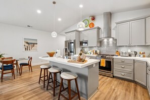 Réfrigérateur, four à micro-ondes, un four, surface de cuisson