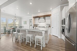 Fridge, microwave, oven, stovetop - Welcome to Thistle Oaks! TX Hill Country. (Fredericksburg)