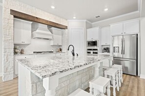 Fridge, microwave, oven, stovetop - Welcome to Thistle Oaks! Fredericksburg Hill Country. (Fredericksburg)