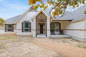 Exterior - Welcome to Thistle Oaks! Fredericksburg Hill Country. (Fredericksburg)