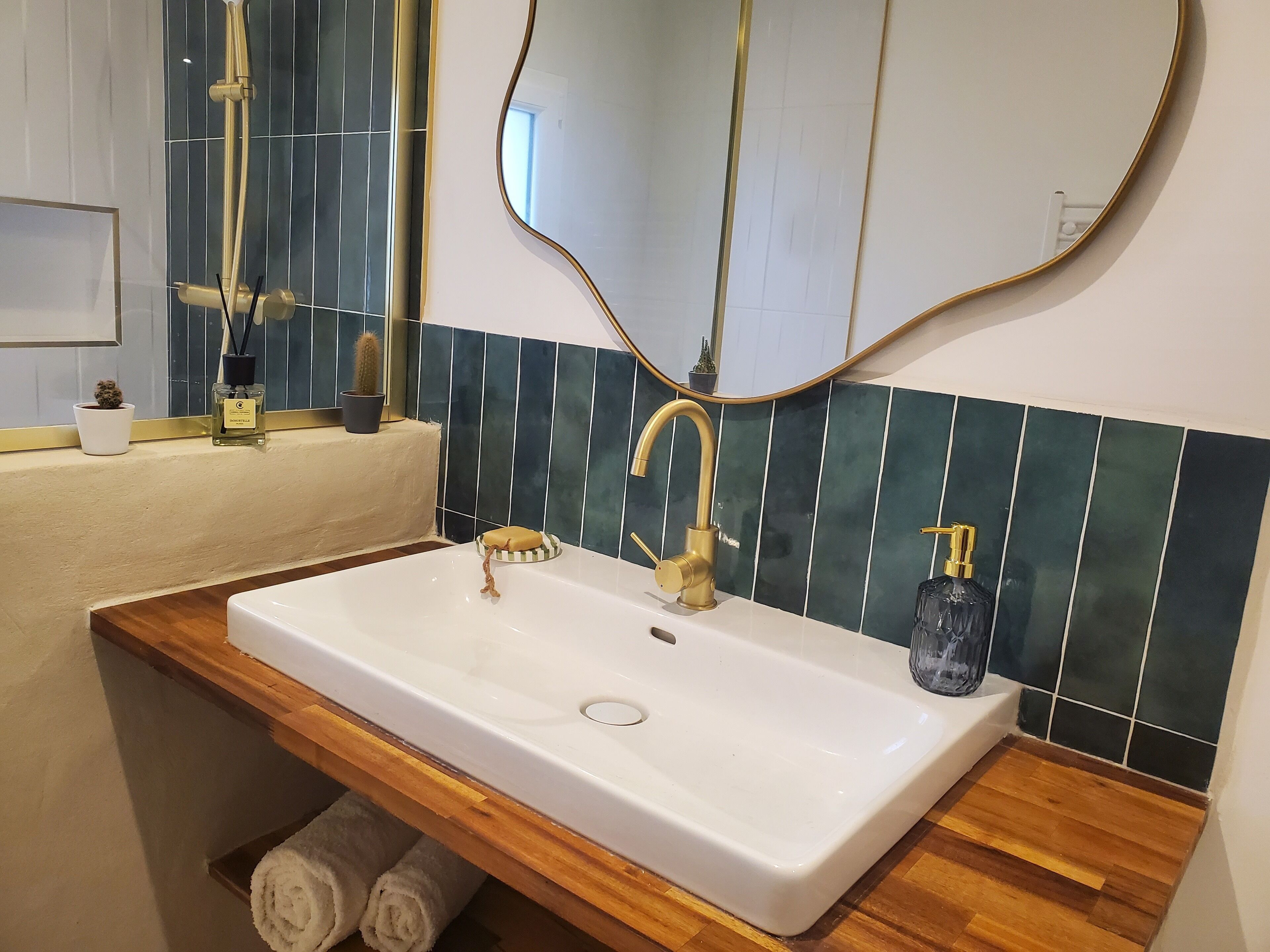 Douche, sèche-cheveux, serviettes fournies