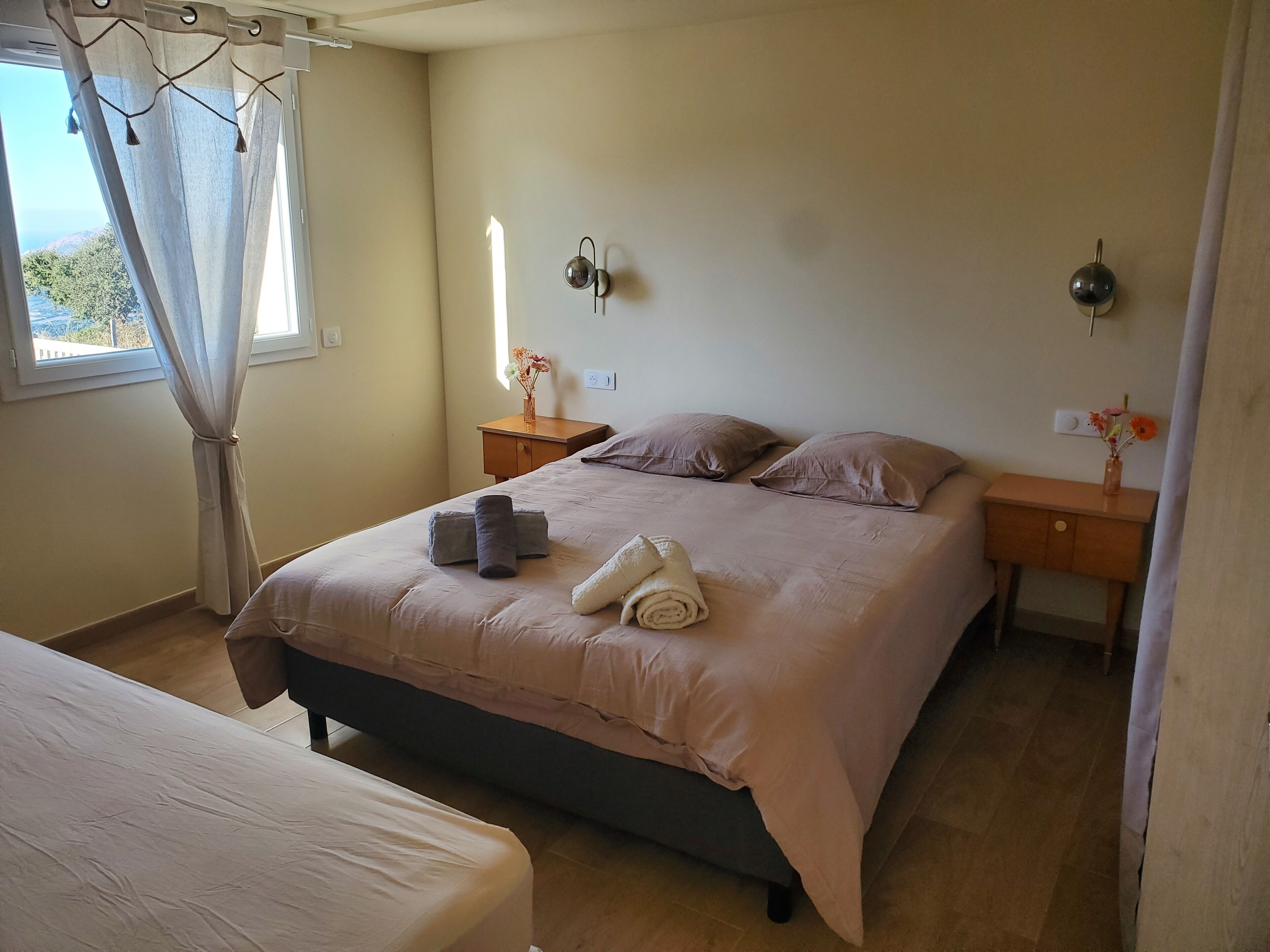 2 habitaciones, tabla de planchar con plancha y cuna de viaje 