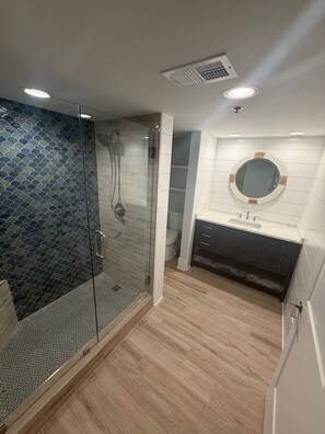 Dusche, Haartrockner, Handtücher, Seife