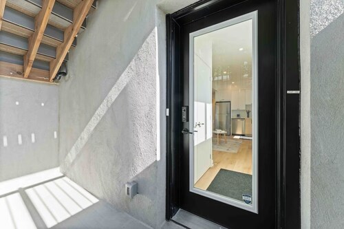 NEW Bright and Upscale 2BED | 10 MINS to DT