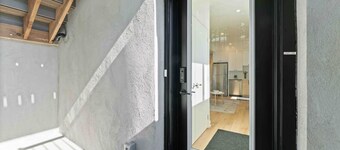 NEW Bright and Upscale 2BED | 10 MINS to DT