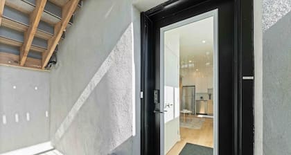 NEW Bright and Upscale 2BED | 10 MINS to DT