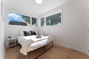 2 habitaciones, tabla de planchar con plancha, wifi y ropa de cama 