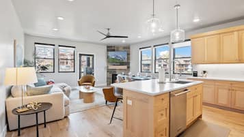 Condo, ban công, quang cảnh núi | Bếp riêng | Dụng cụ pha cà phê/trà