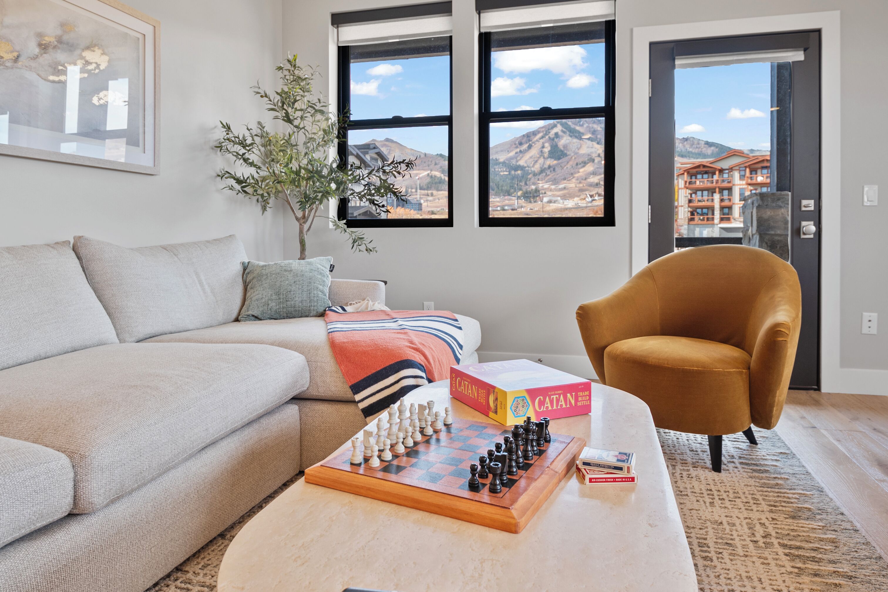 Condo, ban công, quang cảnh núi | Khu phòng khách | Smart TV 