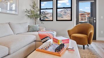 Condo, ban công, quang cảnh núi | Khu phòng khách | Smart TV