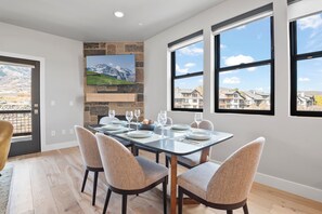 Condo, balcón, vista a la montaña | Área de sala de estar | Smart TV