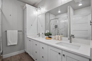 Condo, Balcony, Mountain View | Bathroom