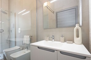 Haartrockner, Handtücher, Seife, Toilettenpapier