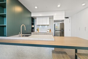 Apartment | Private kitchen | Cookware/dishes/utensils - Ground Floor Apartment With Private Courtyard (Perth)