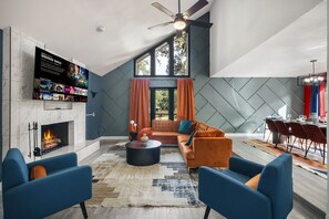 スマートテレビ、卓球台、書庫、ステレオ