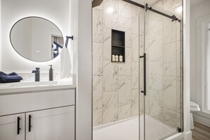 Douche, séchoir à cheveux, serviettes fournies