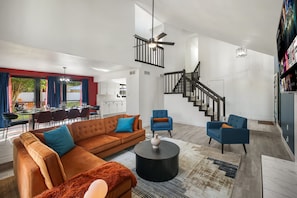 スマートテレビ、卓球台、書庫、ステレオ