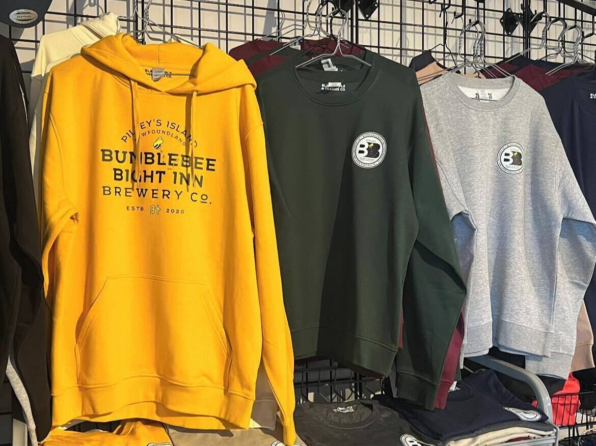 Tres sudaderas colgadas en un perchero.