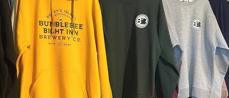 Tres sudaderas colgadas en un perchero.