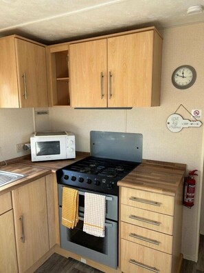 Cookware/dishes/utensils - White Acres Holiday Park - Holiday Accommodation 16775 (Newquay)