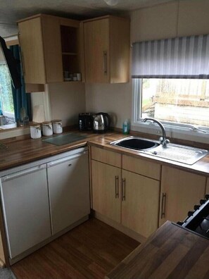Cookware/dishes/utensils - White Acres Holiday Park - Holiday Accommodation 16775 (Newquay)