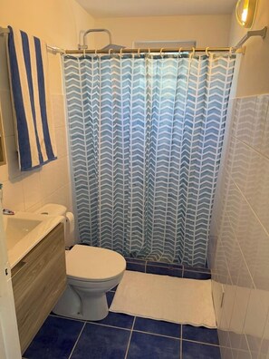 تجهيزات دش، مناشف، ورق حمّام