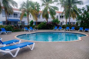 حمّام سباحة خارجي