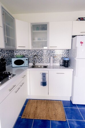 ميكروويف، موقد طهي مسطح، غسالة أطباق، ماكينة لصنع القهوة/الشاي