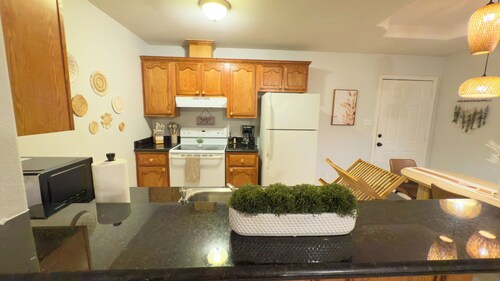 Boho Style 2-bedroom/1 King Bed apartment with BBQ Grill in Edinburg